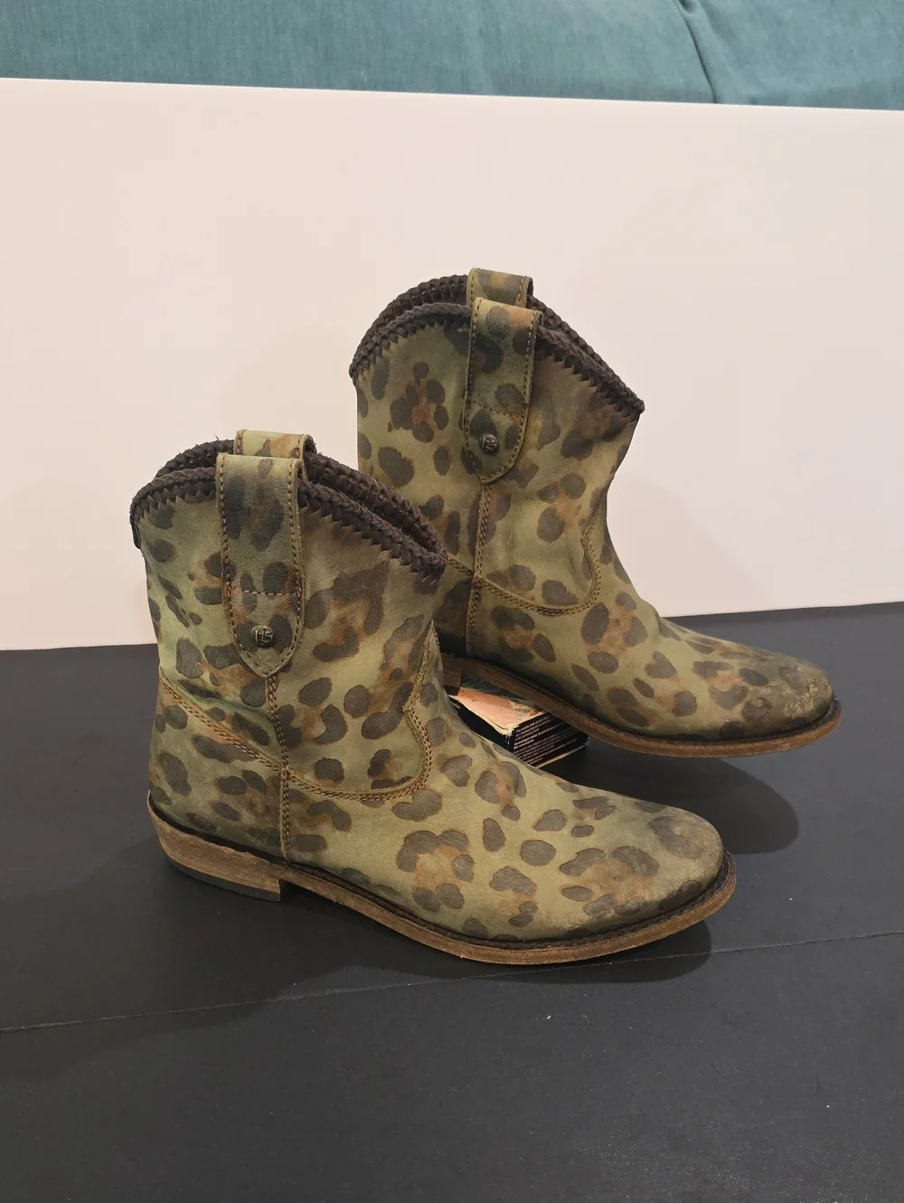 LIBERTY Black Green Leopard Print Ankle Booties Women's Size 7
